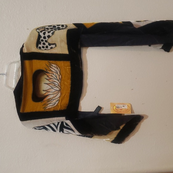 RED FISH DESIGN HAND PAINTED VELVET SCARF NWT Shoe pattern - Picture 1 of 8